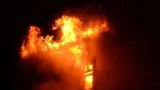 آتش سوزی پاساژ تجاری در تهرانپارس/ بیش از ۱۰۰ نفر با موفقیت خارج شدند + فیلم