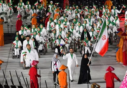 فیلم/ رهبر انقلاب: پرچمداری بانوی چادری قدرت&zwnj; نمایی فرهنگی بود