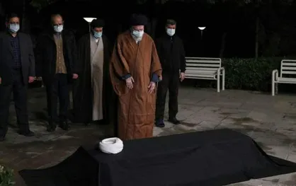 اقامه نماز رهبر انقلاب بر پیکر آیت&zwnj;الله مصباح یزدی+ فیلم