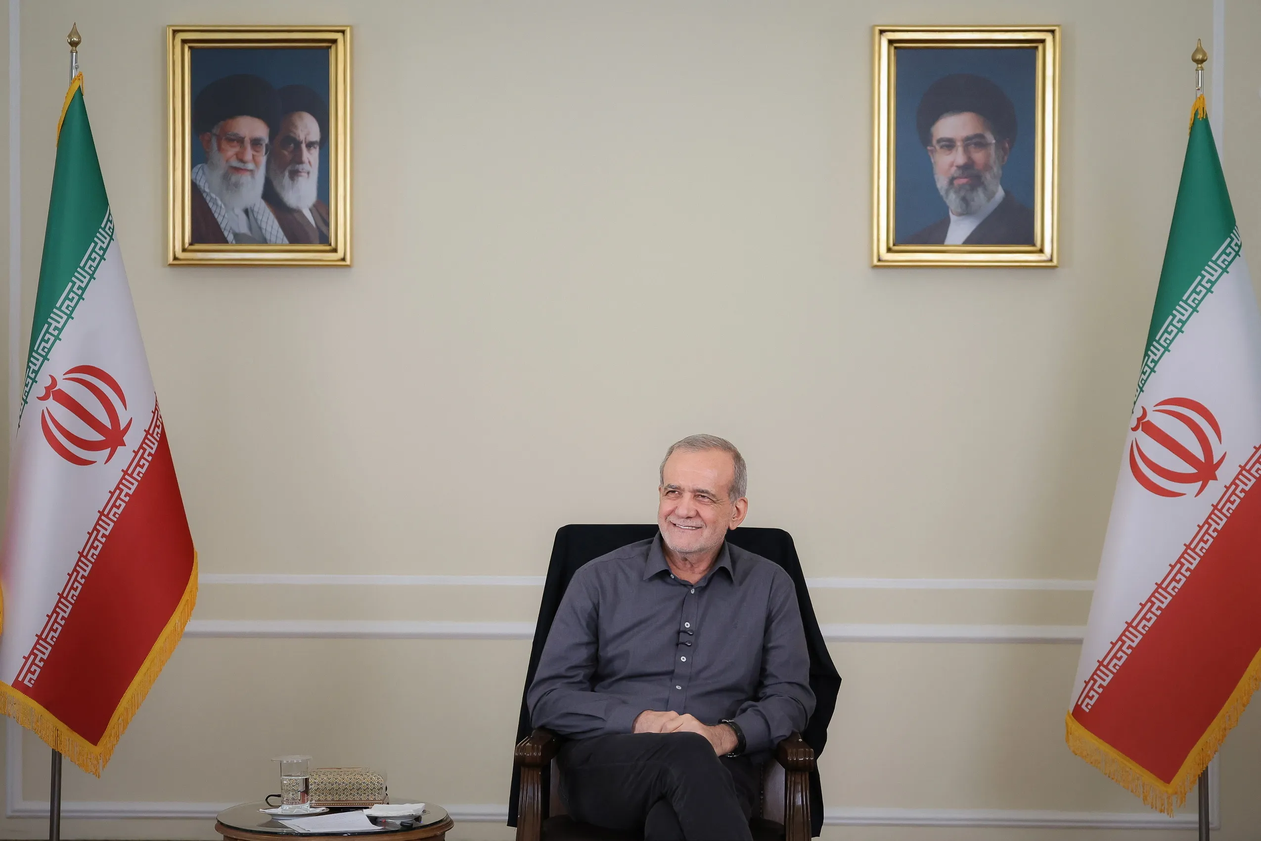 شوخی رئیس جمهور درباره گرمای اتاق مصاحبه‌: برای یک ساعت مصاحبه تحمل آب ندارید