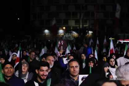 ساعت حوالی ۱:۳۰ نیمه شب؛ ملت خستگی ناپذیر همچنان در میدان انقلاب تهران + فیلم