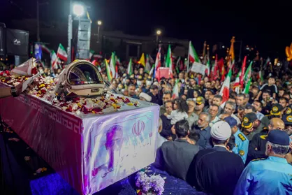 وداع مردم شیراز با پیکر سرتیپ دوم خلبان شهید مجید کاظمی