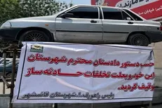 توقیف پراید متخلف و قرار گرفتن آن بر روی داربست جهت عبرت آموزی
