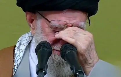 اشک&zwnj;های رهبر انقلاب هنگام خواندن شعری برگرفته از آخرین مکالمه بیسیم شهید حاج احمدکاظمی با شهید آقامهدی باکری