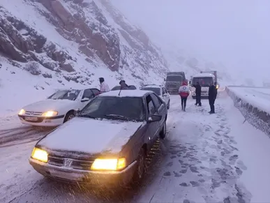 برف سنگین در کردستان / نجات ۲۷ خودرو و اسکان اضطراری ۲۰ مسافر توسط هلال‌احمر