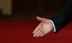درخواست تابعیت زوج مسلمان به دلیل دست ندادن با جنس مخالف رد شد