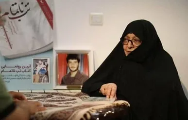 مادر شهید حسین دخانچی: تقریظ رهبر انقلاب بر کتاب «تب ناتمام» نشان دهنده مقام شهید است + فیلم