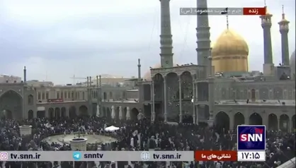 مردم قم در حرم حضرت معصومه (س) در انتظار تشییع پیکر شهدای خدمت