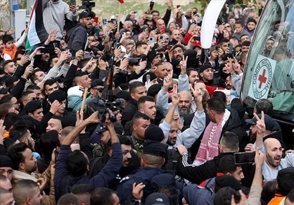 ورود اولین اتوبوس حامل آزادگان فلسطینی به رام&zwnj;الله + فیلم