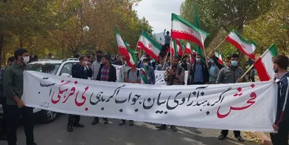 تجمع دانشجویان دانشگاه بوعلی در اعتراض به اختلال در برگزاری کلاس&zwnj;ها / دانشجویان خواستار برخورد با اغتشاشگران شدند