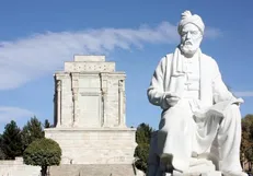 انتقاد از شست‌وشوی غیرعلمی مجسمه فردوسی و دو رنگ شدن آن
