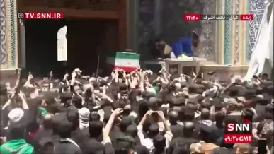 پیکر رهبر شهید انقلاب بر روی دستان مردم عزادار عراقی وارد حرم امیرالمومنین(ع) شد