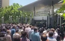 پشت پرده فشار مافیا برای برکناری همتی/ از تجمع مشکوک مقابل بانک مرکزی تا خبرسازی دروغ در مورد نمایندگان