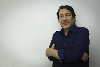 کارگردان نمایش &laquo;هیچ چیز جدی نیست&raquo;: علاقه به بازیگری در ایران یک تب تند شده/ ضرورت تأسیس بنیاد حمایت از نمایشنامه&zwnj;نویسان