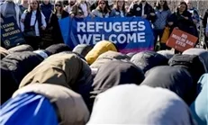 اقامه نماز مقابل کاخ سفید در اعتراض به فرمان ضد اسلامی ترامپ+عکس