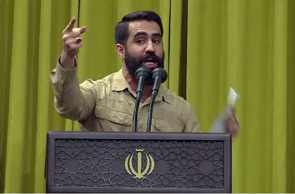 رجزخوانی حسین طاهری در دیدار دانش آموزان با رهبر انقلاب: سید علی خامنه&zwnj;ای فاتح جنگ است + فیلم