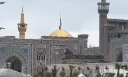 پرچم گنبد مطهر امام رضا (ع) همزمان با پایان شب&zwnj;های احیا تعویض شد