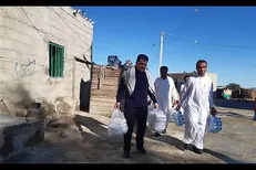 توزیع غذای گرم و آب معدنی بین سیل‌زدگان منطقه دشتیاری سیستان‌وبلوچستان