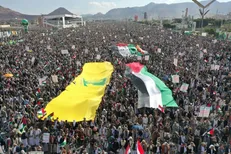 تجمع میلیونی مردم یمن در حمایت از مردم مظلوم فلسطین همزمان با حمله موشکی یمن به قلب تل آویو + فیلم