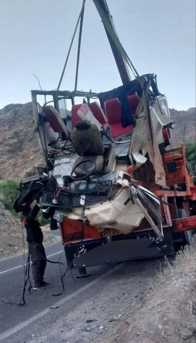 جان‌باختن ۶ زن و کودک در حادثه سقوط مینی بوس در مسیر گناباد به کاشمر