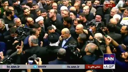 دلجویی رهبر انقلاب از فرزند شهید هنیه پس از اقامه نماز بر پیکر آن شهید