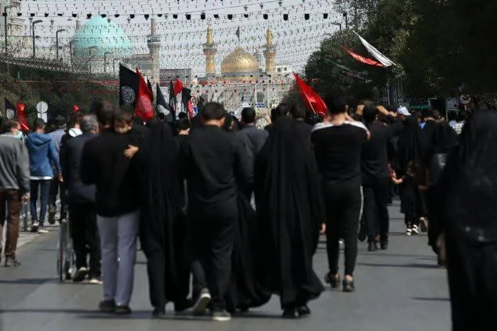 پیاده روی جاماندگان اربعین در خیابان امام‌رضا (ع)