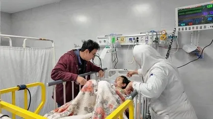 دیدار عموپورنگ با کودکان بیمار و مجروح در جنگ