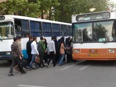 سوار شدن در اتوبوسی که جای سوزن انداختن نیست/ خطر بیخ گوش دانشجویان دانشگاه بجنورد!