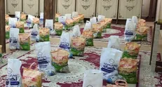 جهادگران فردوس ۵۰ بسته غذایی بین خانواده‌های کم برخوردار توزیع کردند