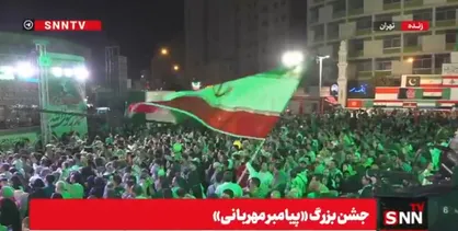 رقص پرچم جمهوری اسلامی ایران در جشن سالروز میلاد پیامبر اسلام (ص) ؛ میدان ولیعصر تهران + فیلم