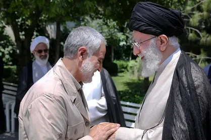 نماهنگ &laquo;خامنه&zwnj;ای عزیز&raquo;/  بخشی از وصیت&zwnj;نامه شهید سپهبد سلیمانی