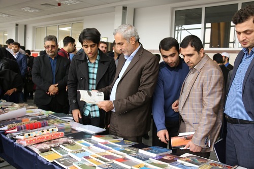 برگزاری نمایشگاه خیریه با هدف کمک به کودکان زلزله زده توسط انجمن اسلامی دانشجویان دانشگاه صنعتی کرمانشاه