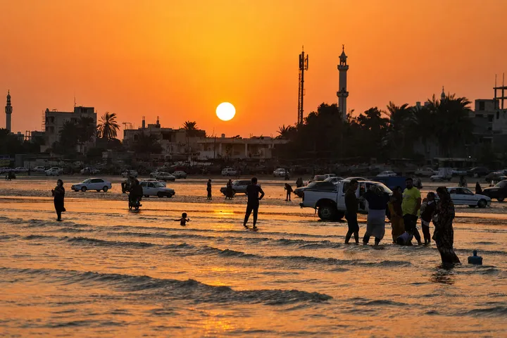 آخرین چهارشنبه ماه‌صفر؛ وقتی بندرعباس غم‌هایش را به دریا می‌سپارد