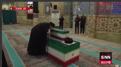 بوسه حجت&zwnj;الاسلام سید هادی خامنه&zwnj;ای، برادر رهبر شهید انقلاب بر پیکر قائد شهید امت+ فیلم