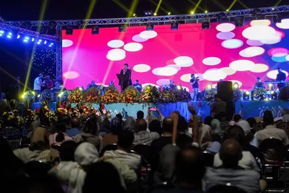شب اول جشن بزرگ &laquo;ایران عزیز&raquo; در محوطه دریاچه خلیج فارس با اجرای کنسرت رایگان سالار عقیلی