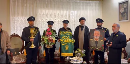 حضور خادمان حرم بانوی کرامت در منزل پدری شهید سپهبد موسوی در قم+فیلم