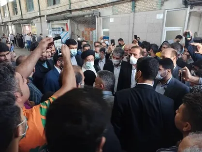 رئیس&zwnj;جمهور در میدان بهمن تهران با مردم گفتگو کرد / رئیسی: تا زنده هستم نمی&zwnj;گذارم گرانی به کسی آسیب بزند+ فیلم