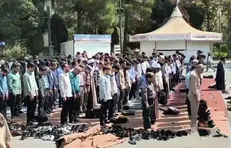 اقامه نماز و قرائت قرآن توسط دانشجویان پیش از مراسم آغاز سال تحصیلی در دانشگاه تهران