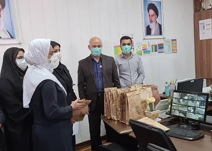 دانشجویان جهادگر دانشگاه شهید چمران اهواز به منظور تجلیل از کادر درمان در بیمارستان امیرالمومنین(ع) حضور یافتند