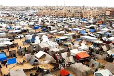 آنروا: ۳۰۰ هزار فلسطینی از رفح آواره شدند/شهادت دو پزشک در نوار غزه