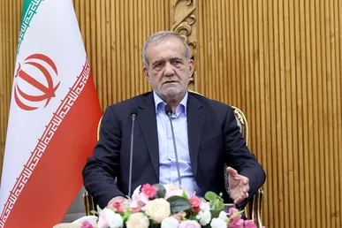 پزشکیان: از قالیباف خواهش کردیم که رئیس تیم مذاکره‌کننده شود/ آقای عراقچی علی‌رغم توهین‌‌‌‌‌‌‌‌‌‌‌‌‌‌‌ها، شبانه‌روز کار می‌کند + فیلم