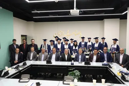 اهداء گواهینامه&zwnj;های اولین دوره عالی مدیریت کسب وکار