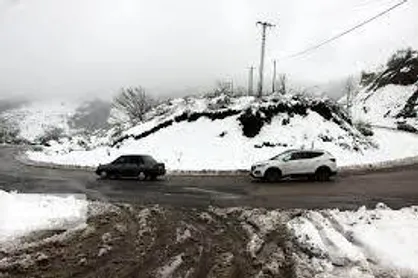 &zwnj;بارش برف و باران در جاده&zwnj;های ۴ استان/ انسداد ۳۱ جاده به دلیل خسارت سیلاب و نبود ایمنی