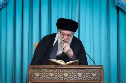 دستخط منتشر نشده رهبر شهید انقلاب در ابتدای قرآنی که ثواب تلاوت آن را به شهدای جنگ ۱۲ روزه هدیه کردند