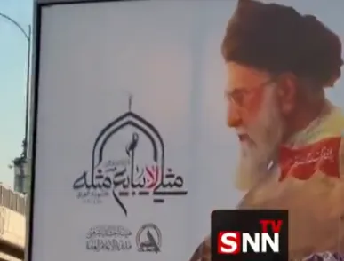 تصاویر رهبر شهید در خیابان‌های عراق / استان های نجف و کربلا برای تشییع آماده می شوند + فیلم