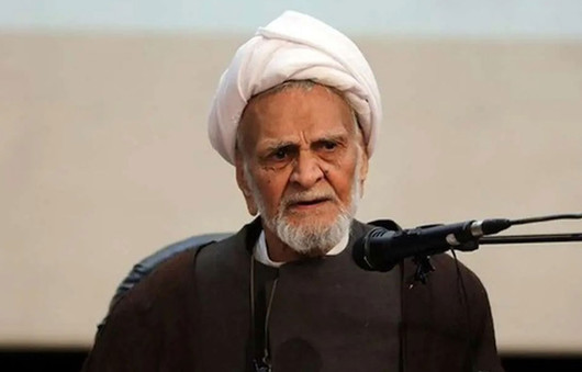 شعرخوانی حجتی کرمانی برای رهبر جانفدای انقلاب در جلسه‌ای با حضور سید محمد خاتمی