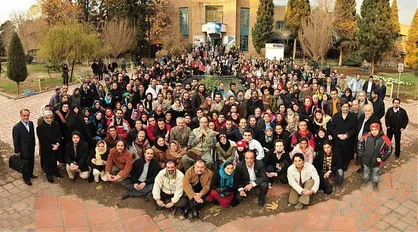 برخی از هنرمندان تنها راه دیده شدن را مخالفت با کشور و فرهنگ خود می&zwnj;دانند