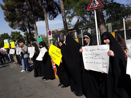 جمعی از دانشجویان دانشگاه&zwnj;های تهران همزمان با ورود شینزو آبه در فرودگاه تجمع کردند + عکس