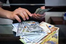 التهاب تاریخی در بازار آزاد ارز و سکه/ واردکنندگان در برزخ و چشم‌انداز تورمی بلندمدت