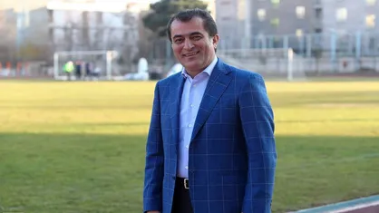خلیل زاده: قرارداد&zwnj;های ۱۰ میلیاردی بازیکنان استقلال صحت دارد / سعادتمند یک جام را از آبی&zwnj;ها گرفت + فیلم